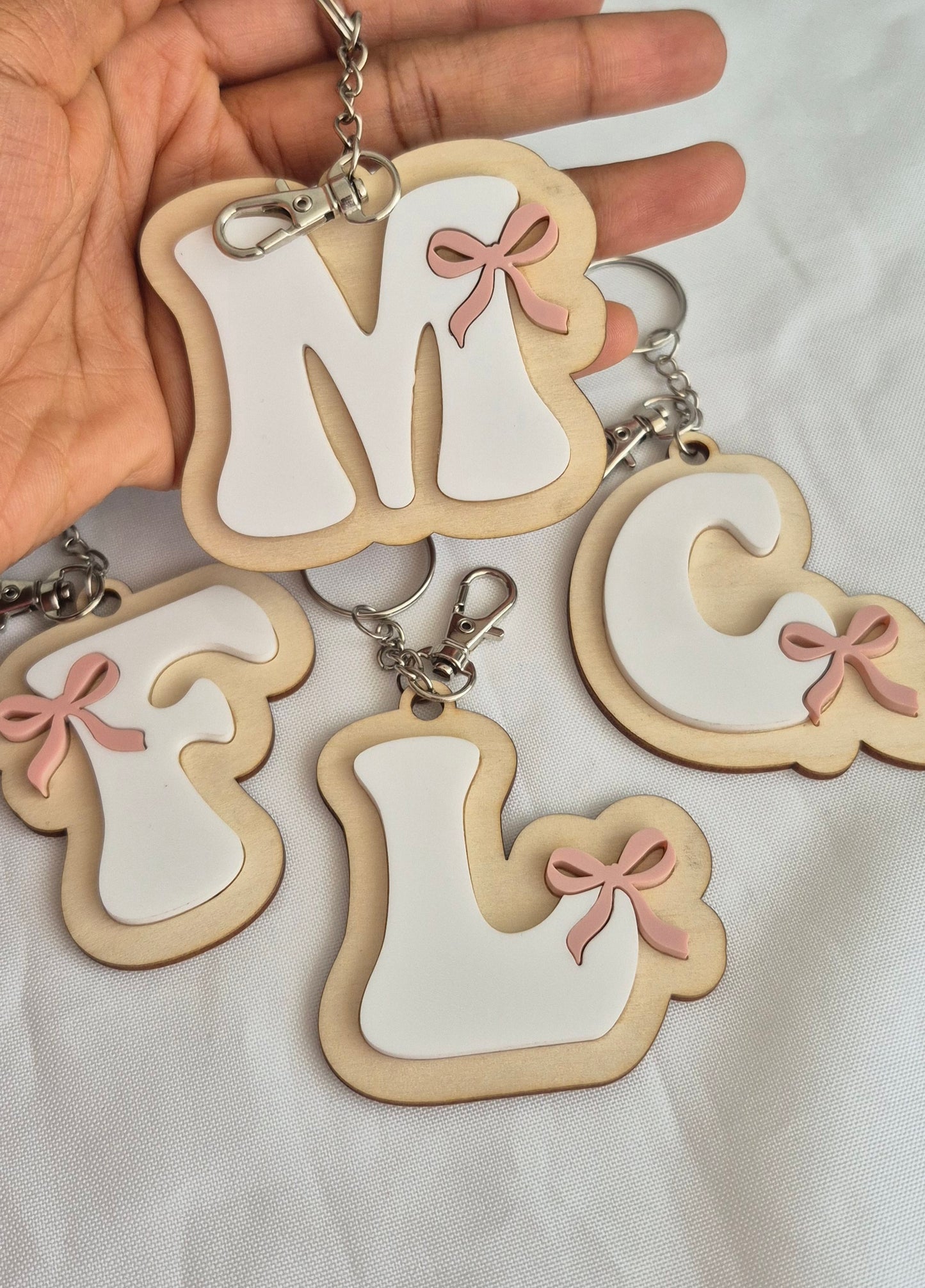 Porte-clés Initiale Personnalisée en Bois & Acrylique avec Nœud
