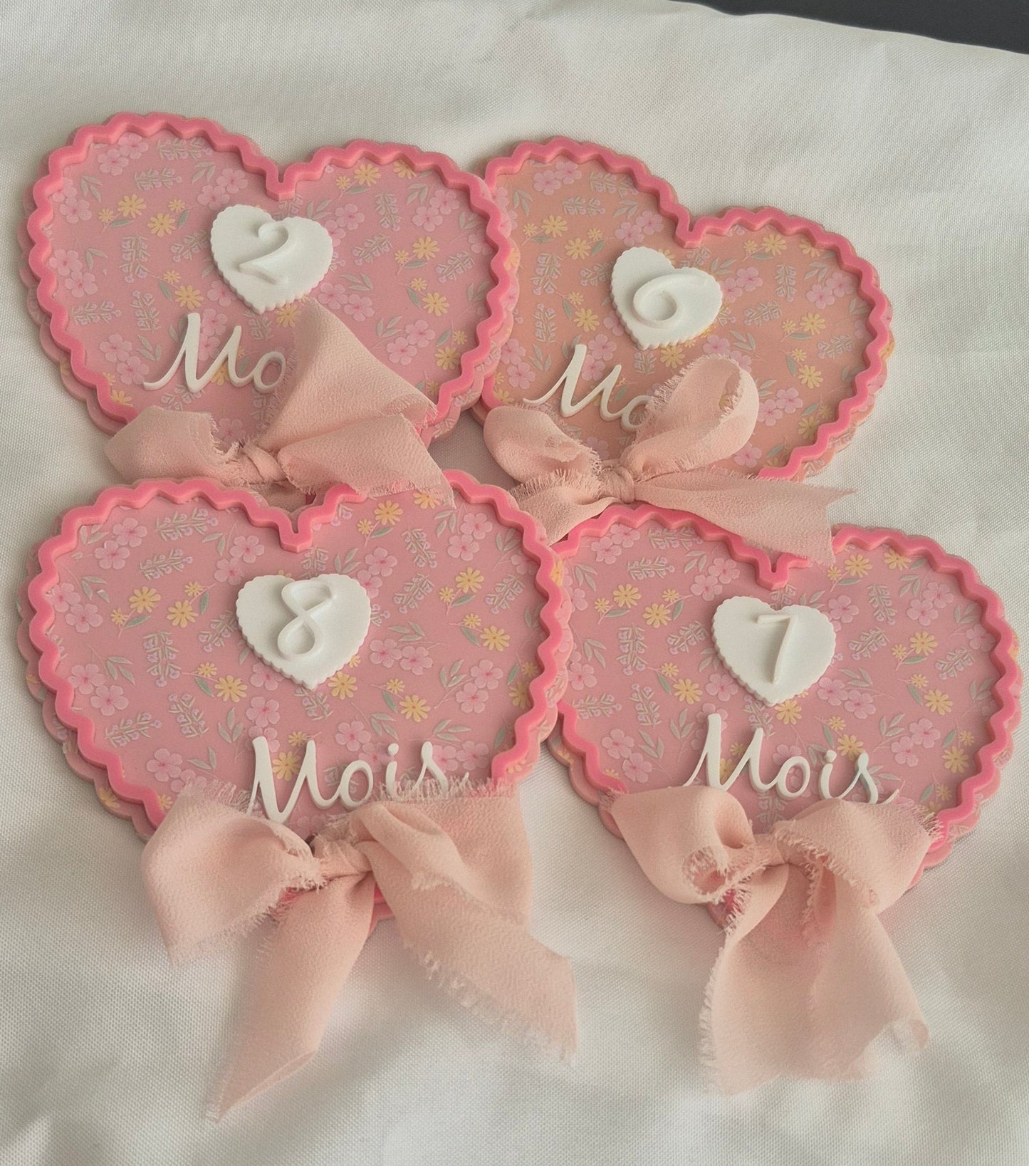 Jalons Bébé Mois en Acrylique – Lot de 12 Cœurs Fleuris Roses