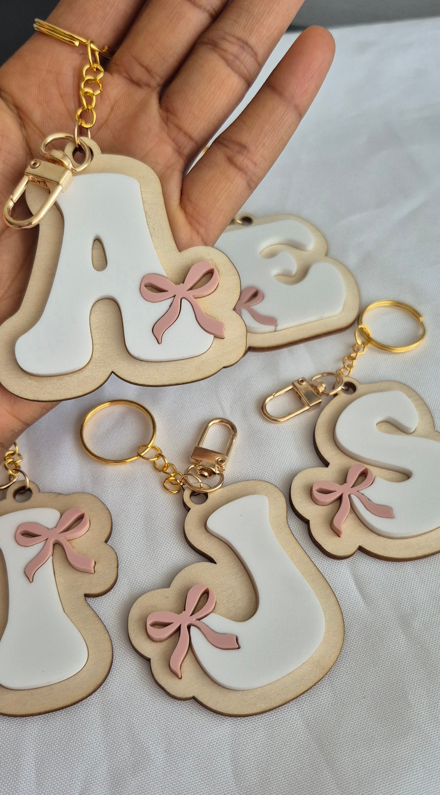 Porte-clés Initiale Personnalisée en Bois & Acrylique avec Nœud